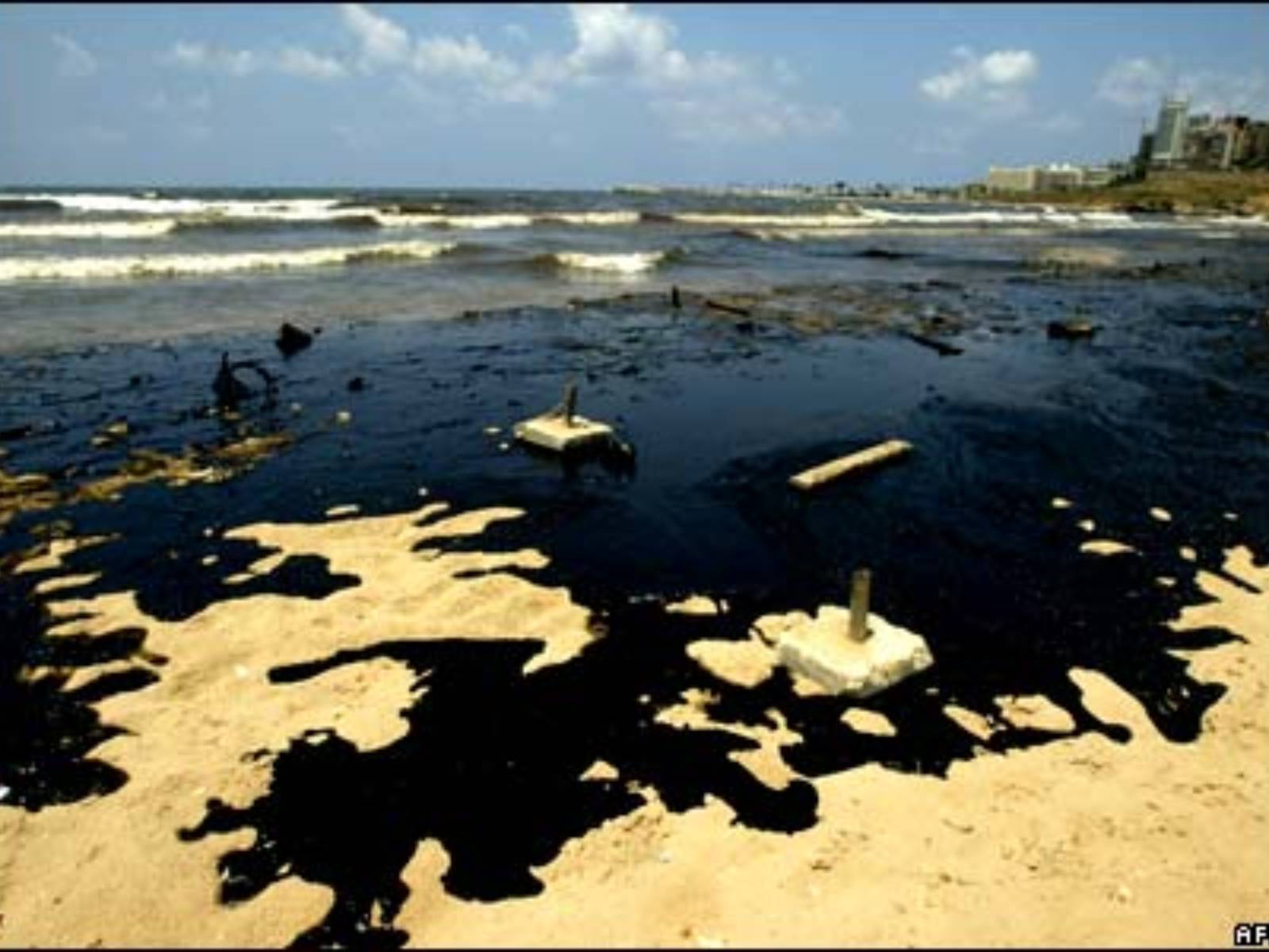 Нефть загрязняет воду. Загрязнение мирового океана нефтью. Черное море загрязненное нефтепродуктами. Разлив нефти Азовское море. Разливы нефтепродуктов финского залива.